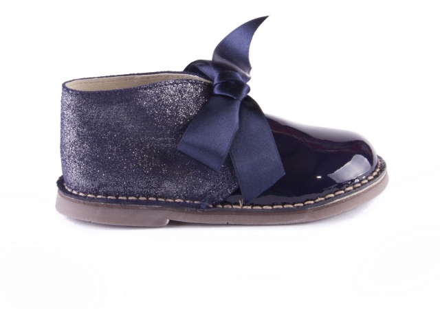 BOTA NIÑA EN ANTE GLITTER Y CHAROL CON LAZO